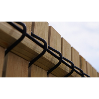Zoom sur les lames en bois insérées dans un panneau rigide maille 200x55