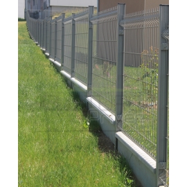 Terrain en pente clôturé en utilisant des poteaux à clip et des plaques béton