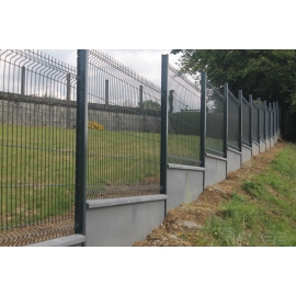 Terrain en pente clôturé avec du panneau rigide et des plaques bétons de 50 cm