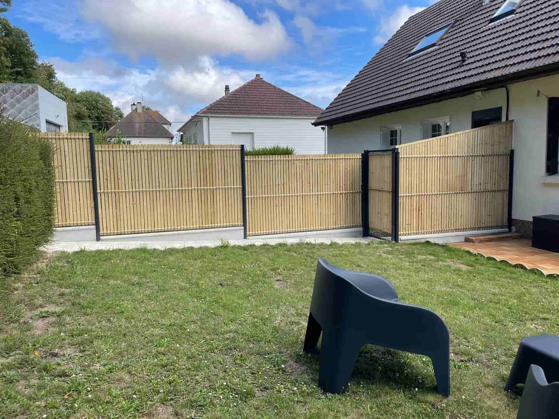 Séparez votre jardin en deux avec une clôture rigide