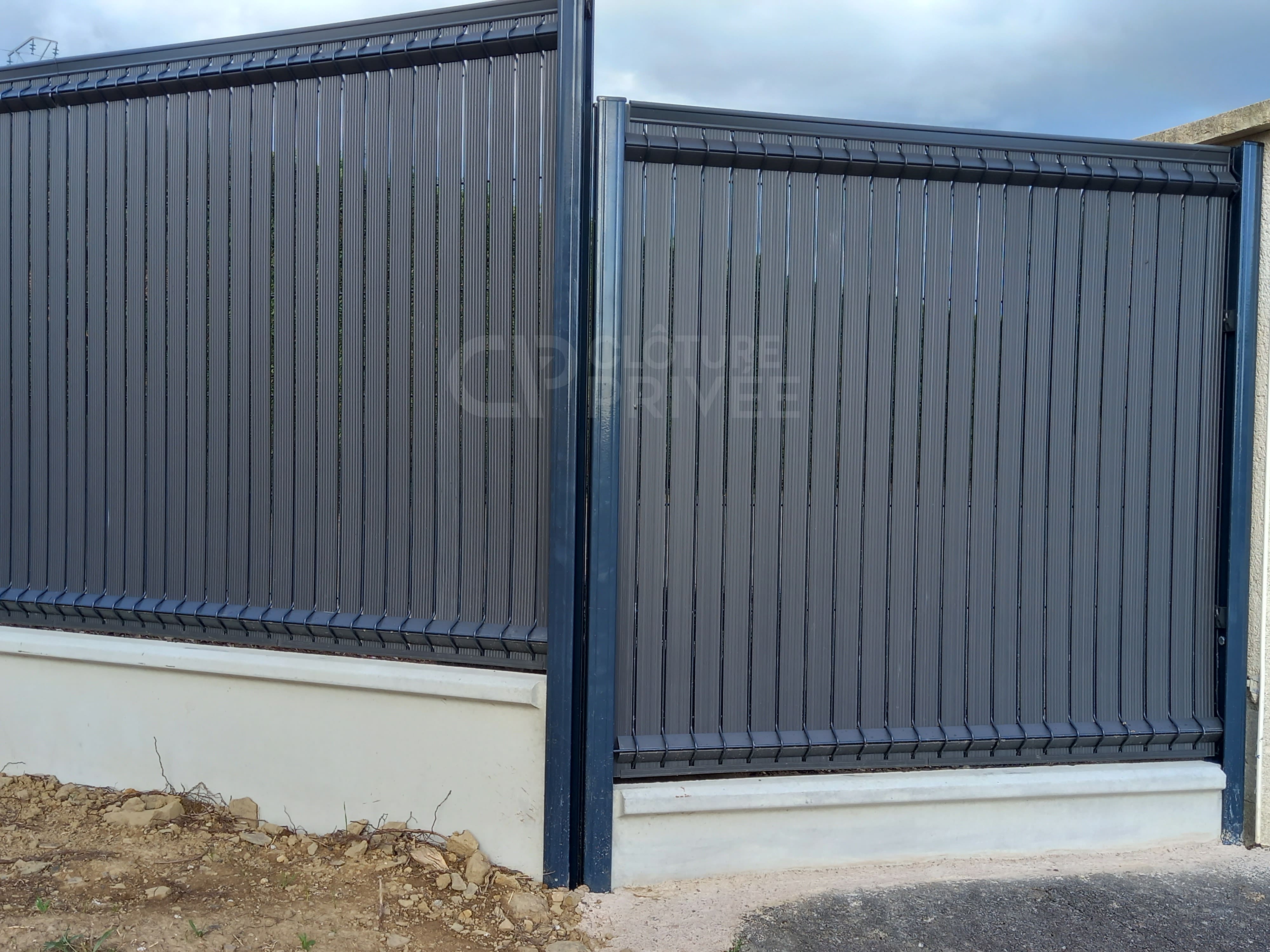 Comment Poser Une Clôture Rigide Avec Soubassement Le défi de notre client : poser une clôture rigide sur un terrain pentu !