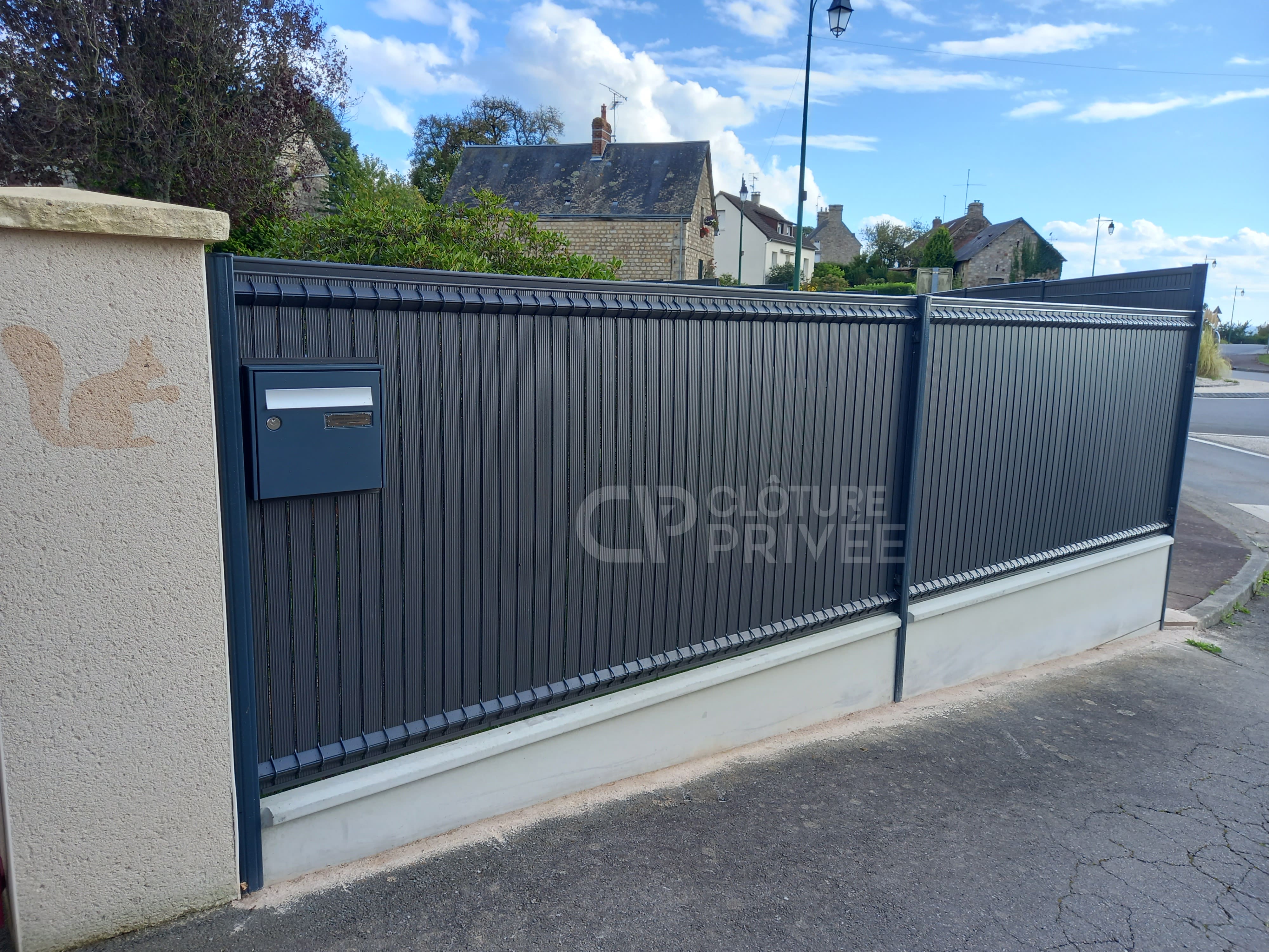 Comment Poser Une Clôture Rigide Avec Soubassement Le défi de notre client : poser une clôture rigide sur un terrain pentu !