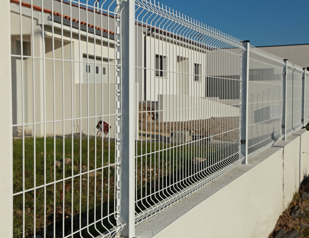 Deux techniques pour poser une clôture rigide sur un muret