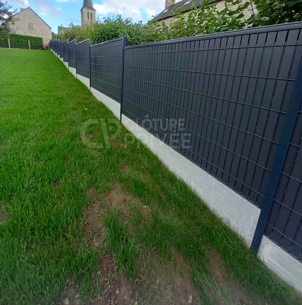 Comment Poser Une Clôture Rigide Avec Soubassement Le défi de notre client : poser une clôture rigide sur un terrain pentu !