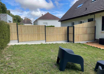 Image de Clôture rigide partageant le jardin en deux espaces privatifs